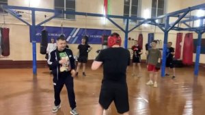 Бокс. Работа в парах. Базовые защиты и контратаки от прямых ударов.