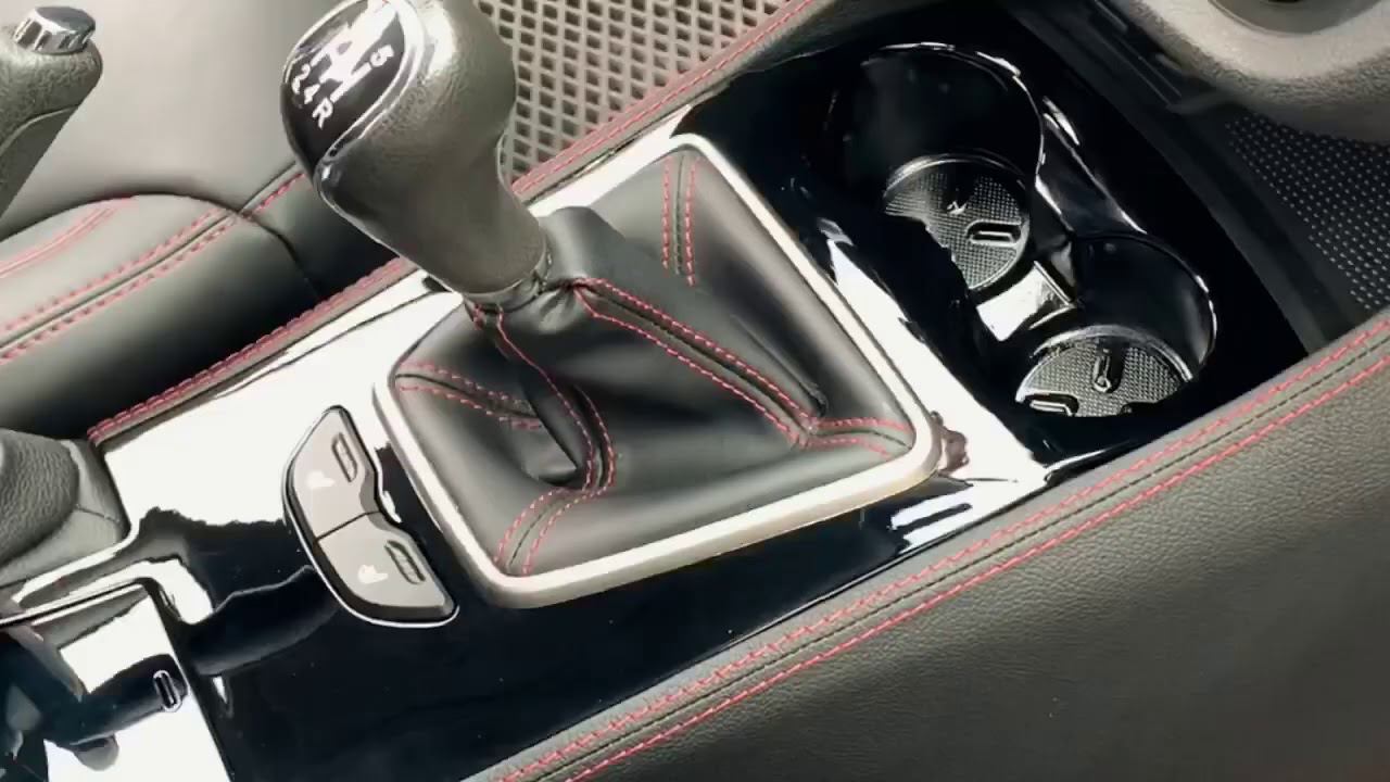 Подлокотник и тоннель пола на Лада Веста