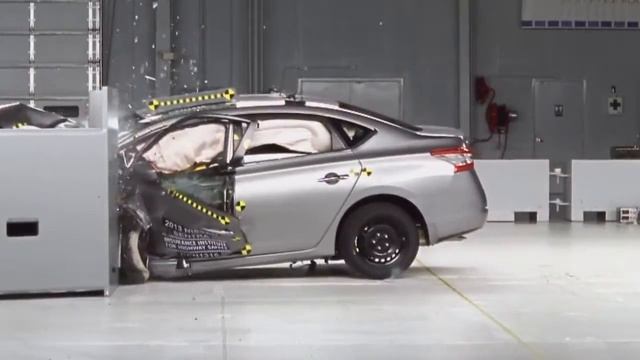 2013 Nissan Sentra CRASH TEST IIHS - Small Overlap Test смотреть онлайн