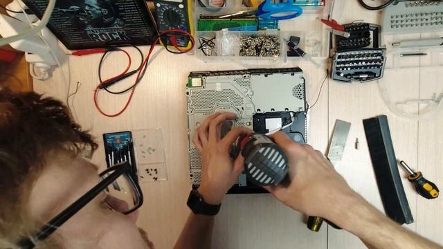 Play Station 4 Slim. Разборка, чистка, замена термопасты. ? Когда в консоли обнаружил аккумулятор смотреть онлайн