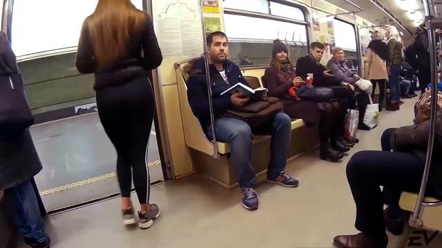 Парень снимает классную задницу девицы в метро на камеру с телефона Парень снимает классную задницу девицы в метро на камеру с телефона