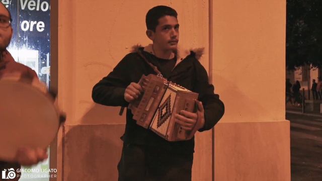 Tarantella tra amici смотреть онлайн