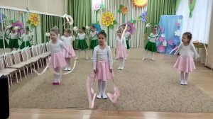 Танец с обручами и лентами)  на 8 марта