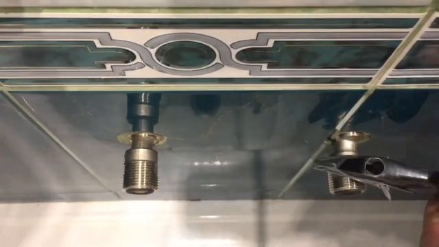 Как поменять старый смеситель для ванной на новый GROHE, с использованием сантехнической нити. смотреть онлайн