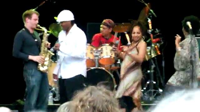 Incognito- Saxsolo (live beim Stuttgart Jazzopen am 10.07.2007) смотреть онлайн