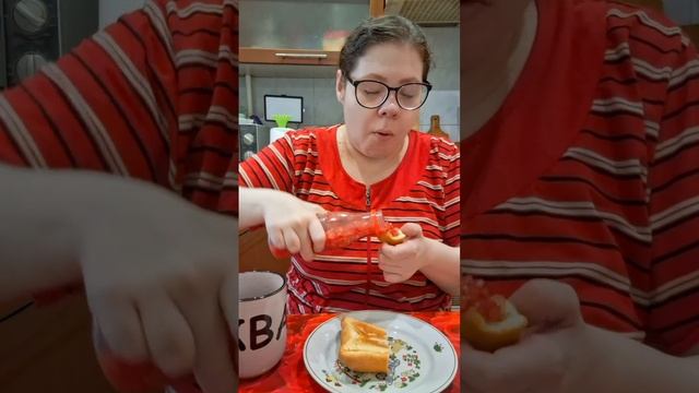 Мукбанг с мужем/Чаешвырканье Сосиска с картошкой в тесте, Пирожок с грибами смотреть онлайн