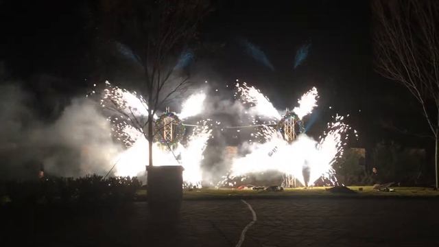 Close Proximity Holiday Display смотреть онлайн