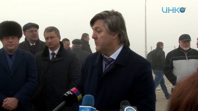 Спустя 2 года на Белоомутском гидроузле прошло первое шлюзование. смотреть онлайн