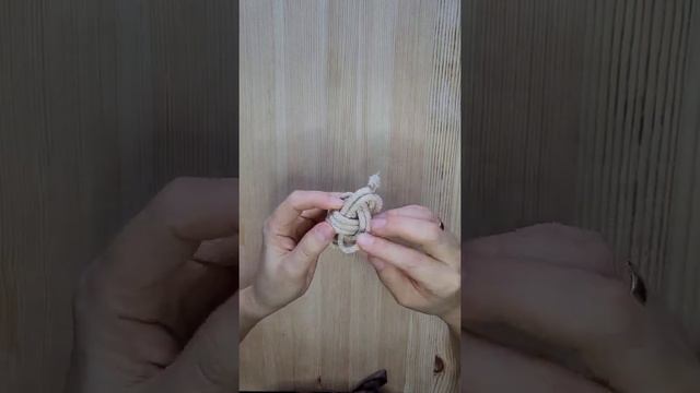 Делаем узел Кулак обезьяны. Making the Monkey Fist Knot смотреть онлайн