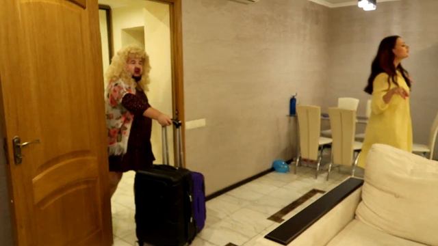 БОГАТАЯ глупая школьница VS БЕДНАЯ дерзкая бородатая тётушка. Первая встреча смотреть онлайн