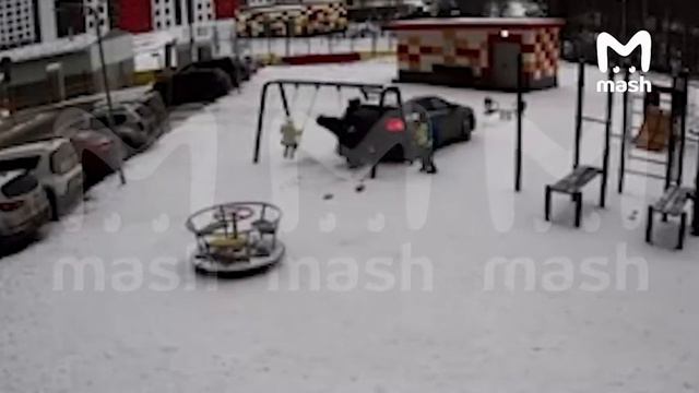 Женщина из Сургута за рулем Мерседеса въезала в детей 11 ноября 2022 г. смотреть онлайн