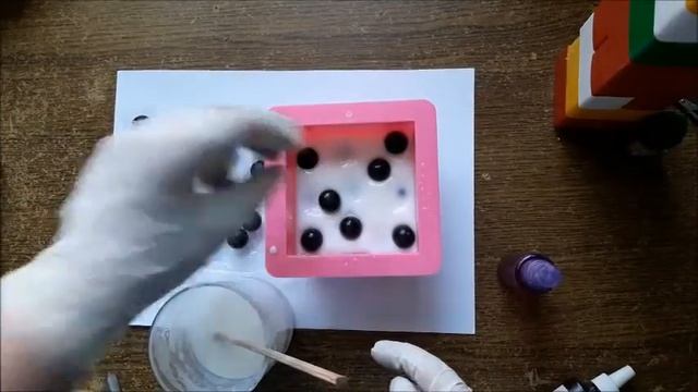 Мыловарение Мыло Далматинец или мыло с секретом. Мыло с вплавлениями. Мыло с шариками смотреть онлайн