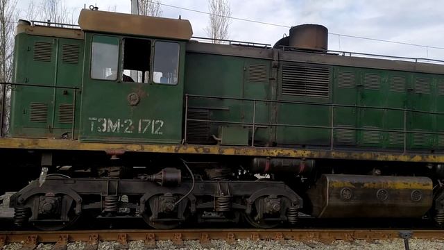 Тепловоз ТЭМ2-1712 с гербом СССР , локомотивное депо Баладжары ТЧ-2 смотреть онлайн