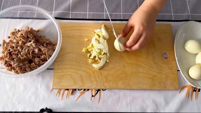 Рецепт салата из курицы, кукурузы, яиц и консервированных шампиньонов. Рецепт на казахском. смотреть онлайн