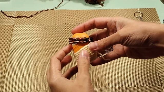 Diy knitted Keychain/Брелок-желудь из киндера и пряжи/Осенний декор своими руками смотреть онлайн