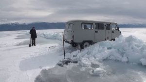 Неудачный прыжок через трещину на Байкале