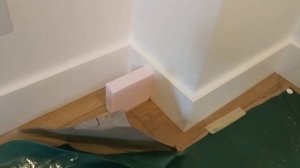 приспособление для фиксации плинтуса к стене.самое простое в Ютубе