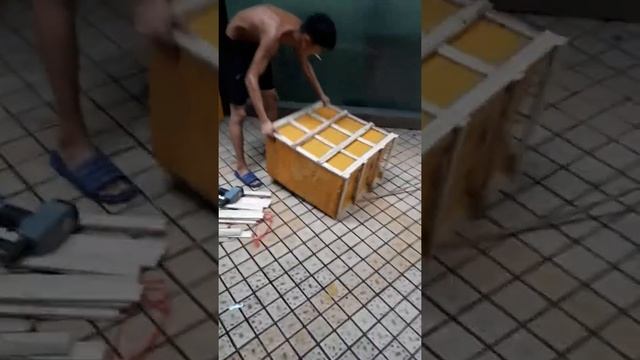 Упаковка груза в офисе карго компании Импорт Экспресс в городе Гуанчжоу. смотреть онлайн