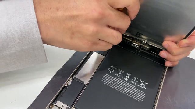 【修理解説】iPad mini4分解動画：フロントパネル＆バッテリー取り外し смотреть онлайн