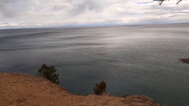 Игра ветра с озером.На воде образуются маленькие волны.Байкал смотреть онлайн