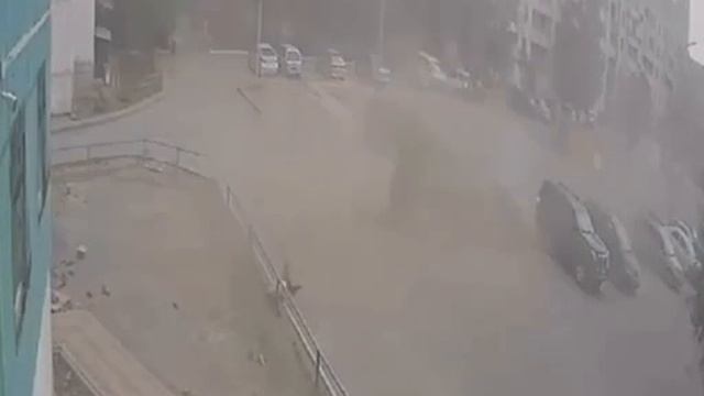 ? Ребенок пролетел десяток метров из-за урагана в Караганде Сильный порыв ветра сорвал покрытие де смотреть онлайн