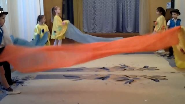 Танец с разноцветными полотнами смотреть онлайн