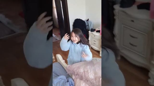 Играем прятки догонялки и прыгаем дома смотреть онлайн