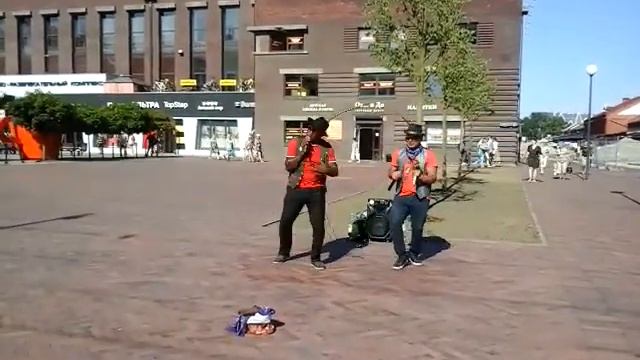 Гости из Эквадора поют песни у Эпицентра в Калининграде смотреть онлайн