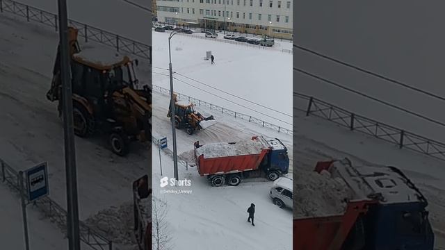 Видео для Детей _ Экскаватор погрузчик грузит снег в самосвал #shorts смотреть онлайн