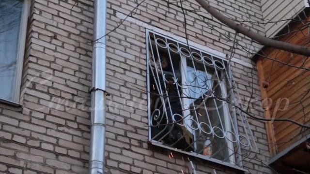 Установка дутой решетки, ул. Чугунные ворота смотреть онлайн