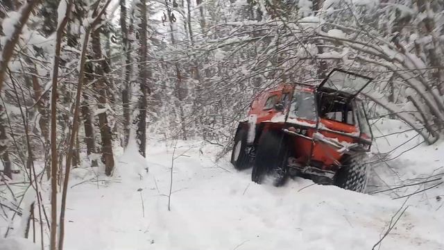 вездеход марки "Лесник" пытается выбраться из снежной колеи смотреть онлайн