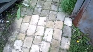 Садовая дорожка из битых кирпичей после двух зим