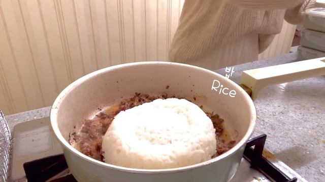 ENG ) 자취생 브이로그 ?매콤한 김치우동, 삼겹살초밥 만들고 ? 마켓컬리 없이는 못사는 자취생 일상 (피자바게트,부대찌개,타코야끼,새우튀김카레,점심도시락,딸기라떼,닭강정) смотреть онлайн