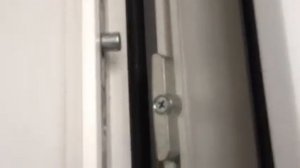 Регулировка нерегулируемой балконной пластиковой двери. Adjustment of an unregulated balcony door.
