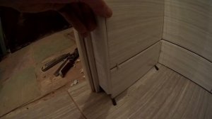 Кладём плитку на откосы двери