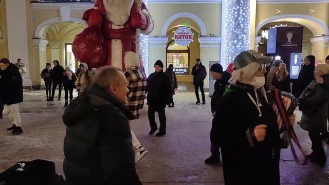 Празднование Старого Нового года на Невском проспекте, выступает группа Айдахо с песней "Седая ночь смотреть онлайн