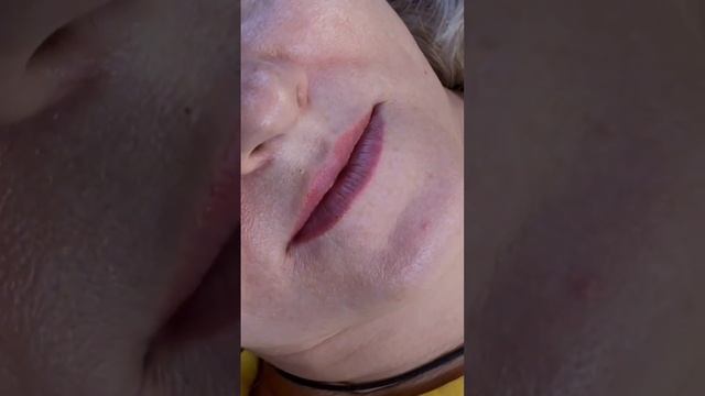 На видео представила поочередно этапы перманентного макияжа губ? смотреть онлайн
