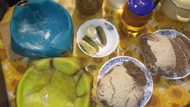 Выпекание цельнозерного хлеба в кастрюле на силиконовом листе в печи смотреть онлайн