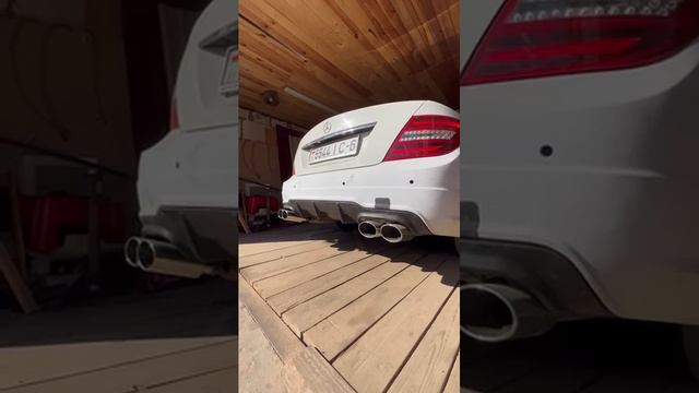 C180 W204 раздвоенный выхлоп (сток банка + прямоток) смотреть онлайн