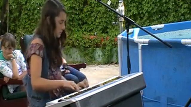 Anneka's PianoEasy Kids Concert Xmas 09 - Grace playing Valse D'Amelie смотреть онлайн