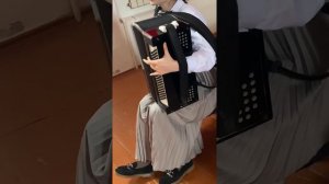 чеченка красиво играет на гармошке 😍