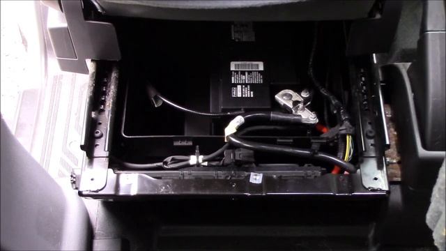 Removing the Battery on a Ford Transit смотреть онлайн