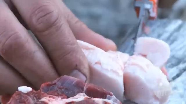 How to Cook Bear Meat in Bear Fat with Steven Rinella - MeatEater смотреть онлайн