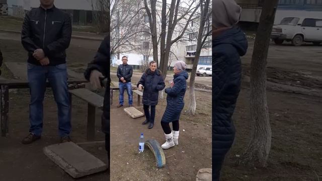 Глава Изумрудновского с/совета приехал на сход граждан,и продолжает вешать лапшу людям. смотреть онлайн