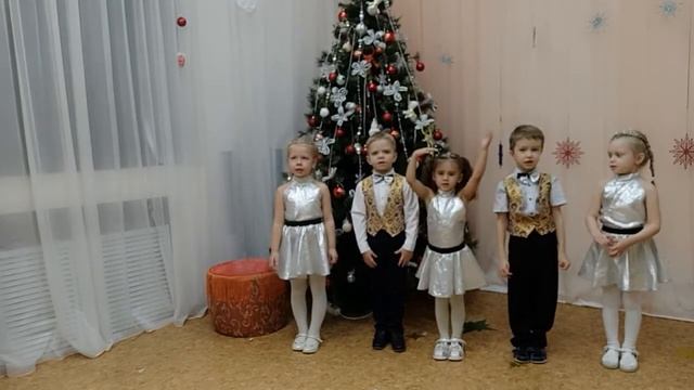 "В гости к ёлке мы пришли" сл., муз. Т.В. Бокач ансамбль "Звонкие голоса" смотреть онлайн