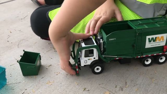 Roman's Waste Management Toy Garbage Truck Play Day смотреть онлайн