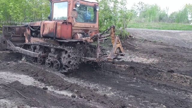 ДТ-75 Бульдозер. Расчистка и планировка территории. смотреть онлайн