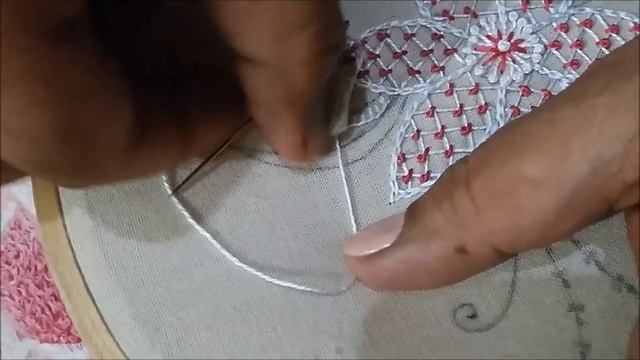Hand embroidery of a flower pattern with net stitch смотреть онлайн