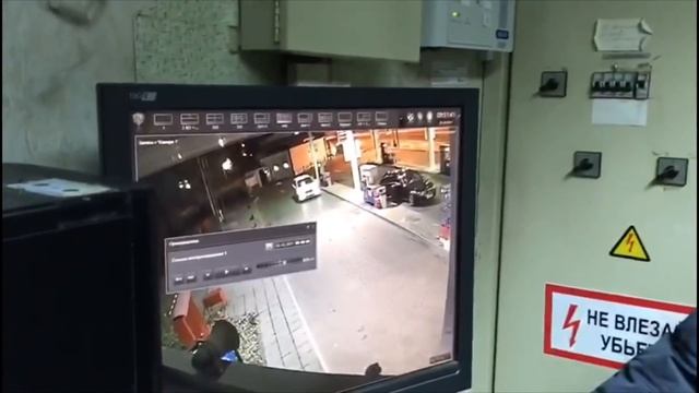 Пластиковая канистра в салоне авто