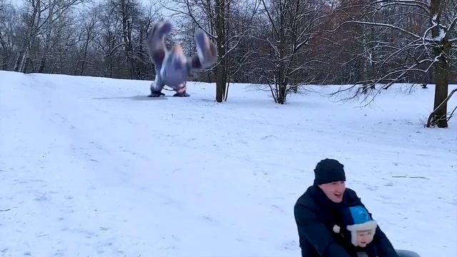 СИРЕНОГОЛОВЫЙ СНЕГОВИК в нашем лесу в реальной жизни! смотреть онлайн